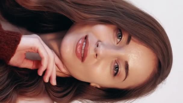비디오 여성의 화장품 Flirty Coquettish 사랑스러운 완벽한 빛나는 피부를 만지는 — 비디오