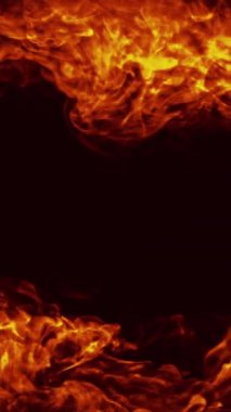 Dikey video. Ateş alevi. Yanan çerçeve. Sıcak hava dalgası. Parlayan turuncu kırmızı duman bulutu hareketliliği koyu siyah boş alan soyut arkaplanı.