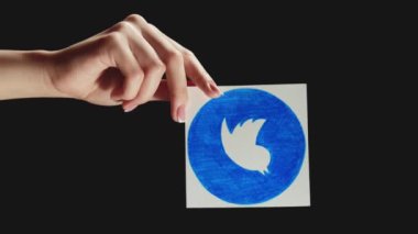 Kharkiv, Ukrayna - 12 Mayıs 2020: Dikey video. Twitter simgesi. Sosyal medya. 3 döngülü siyah fotokopi uzayı üzerinde uygulamanın logosunu gösteren kadın eli.
