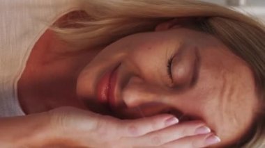 Dikey video. Ağlayan kadın. Hayal kırıklığı. Umudumu kaybettim Üzgün, üzgün, negatif duyguları olan, üzüntüsünü ifade eden bir kadın..