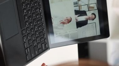 Dikey video. İnternetteki konferans. İnternet toplantısı. Uzaktan tartışma. İş yerinde dizüstü bilgisayarda yeni projenin kadın yönetici serbest takım çalışması değerlendirmesi.
