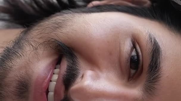 Video Verticale Cura Della Barba Curare Viso Faccia Sorridente Unshaven — Video Stock