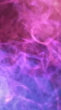 Dikey video. Renk buharı. Duman dokusu. Neon mavisi parlayan sis bulutu koyu siyah serbest alan üzerinde soyut arkaplan.