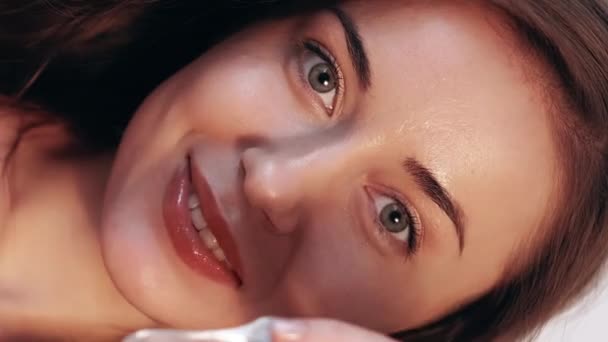 垂直ビデオ 目の下のスキンケア 美容整形手術 しわ対策ルーチン コラーゲンパッド 肌にハイドロゲルの回復ケアパッチを適用魅力的な若い笑顔の女性 — ストック動画