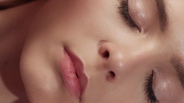 Vídeo Vertical Bienestar Piel Tratamiento Belleza Maquillaje Natural Mujer Joven — Vídeos de Stock