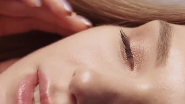 Vertikální Video Zdravá Kůže Obličejová Kosmetologie Mladá Krásná Usmívající Žena — Stock video
