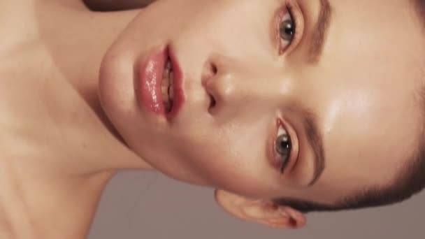 Vídeo Vertical Fotografia Rosto Modelo Moda Skincare Fotografia Retrato Mulher — Vídeo de Stock