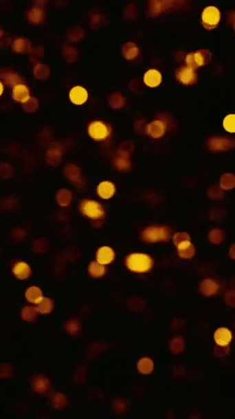 Vertikální Video Bokeh Light Rozmazané Jiskry Konfetti Déšť Rozostřené Zlatě — Stock video