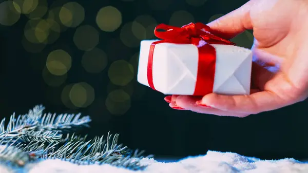 Regalo Navidad Diseño Regalo Felicitaciones Navideñas Mujer Mano Poniendo Caja —  Fotos de Stock