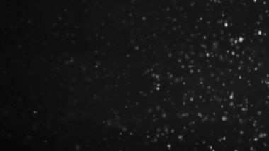 Kar tanecikleri. Kış fırtınası. Parlayan yumuşak karın soyut çizimi soğuk gece gökyüzünü karanlık serbest alan arka planına düşürüyor..