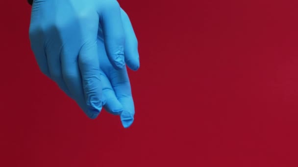 Pionowe Wideo Obecność Pandemii Dostawa Prezentów Ręce Niebieskie Rękawice Ochronne — Wideo stockowe