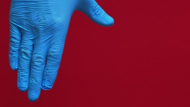 バーティカルビデオ 挨拶する衛生 パンデミック契約 青色の保護手袋で握手する2人の男の女性のセット 赤いコピーのスペースの背景で隔離された安全措置 — ストック動画