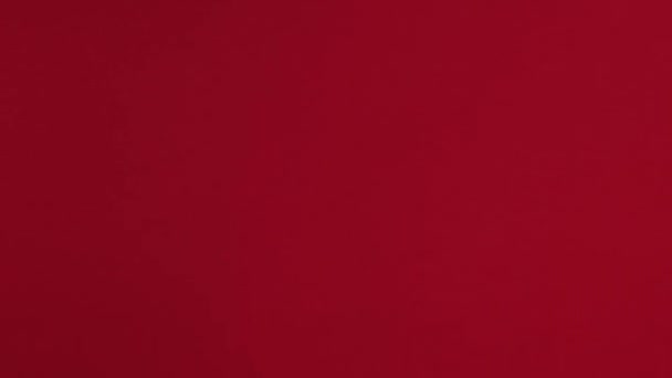 バーティカルビデオ プレゼントハンドリング パンデミック衛生 赤い背景に隔離された保護手袋で受け入れる女性の裸の手からのギフトボックスを拒否する男 — ストック動画