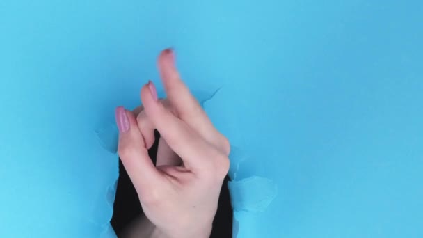 Vertikales Video Hänselnde Geste Stinkefinger Verspielte Weibliche Hand Durchbruchsloch Auf — Stockvideo