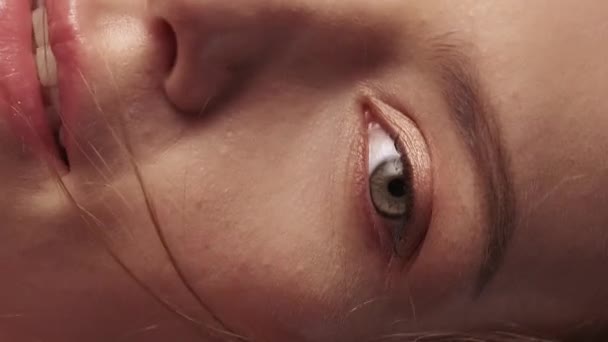 垂直录像 健康的脸化妆品护理 年轻自信的女人摸着洁白 润肤的面部肌肤 — 图库视频影像