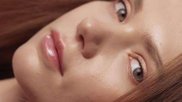 垂直录像 新鲜的皮肤 美丽的幸福 面部皮肤护理美容 完美完美 自然妆容的年轻女子 — 图库视频影像