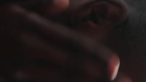 Video Vertikal Pagi Pria Layanan Wajah Metroseksual Percaya Diri Puas — Stok Video