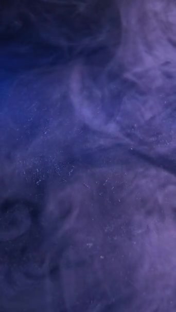 バーティカルビデオ スモーク カラー ガスブロー 紫色の青いネオン ライトの蒸気波暗い不均等な質の表面の抽象的な自由なスペースの背景 — ストック動画