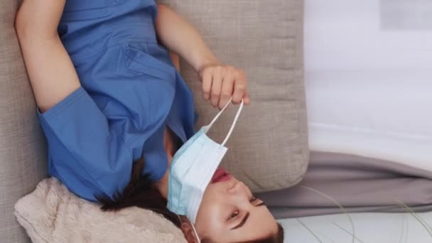 Vídeo Vertical Doctor Exhausto Profesión Médica Mujer Cansada Acostada Sofá — Vídeos de Stock