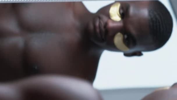 Vertikales Video Metrosexuelle Hautpflege Morgenspaß Entspannt Selbstbewusst Lächelnder Hemdloser Mann — Stockvideo