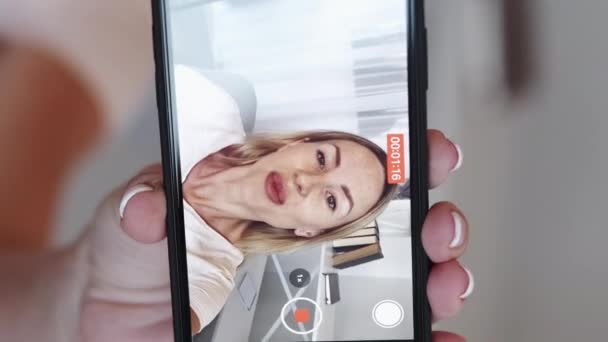 垂直ビデオ Vlogを記録する オンライン会話 加入者と話すスマートフォンの画面で撮影興奮した女性 — ストック動画