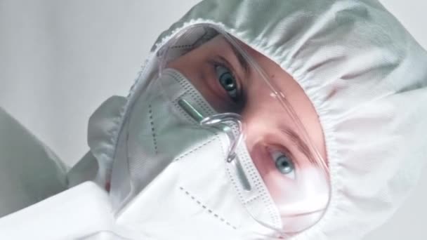Vídeo Vertical Especialista Médico Bienvenido Paciente Mujer Médico Mujer Ppe — Vídeo de stock