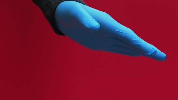 垂直录像 问候卫生 身体接触风险 一组4名戴蓝色手套的男子避免与女性徒手握手 使用红色背景隔离的防腐剂喷洒 — 图库视频影像