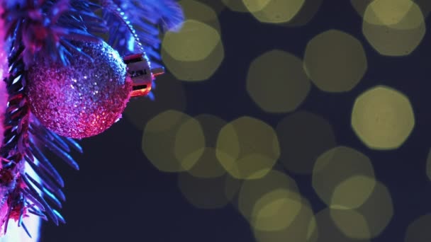 Vertikales Video Weihnachtsferien Festliche Dekoration Neujahrsfeier Kiefernzweig Mit Baumkugel Schnee — Stockvideo