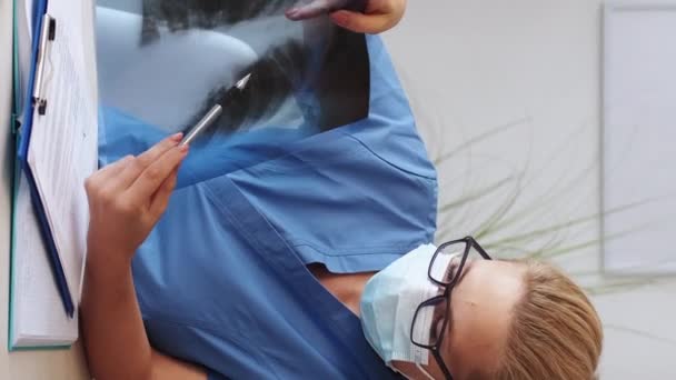 Vertikal Video Bröströntgen Röntgendiagnostik Kvinna Läkare Undersöker Lunga Film Scan — Stockvideo