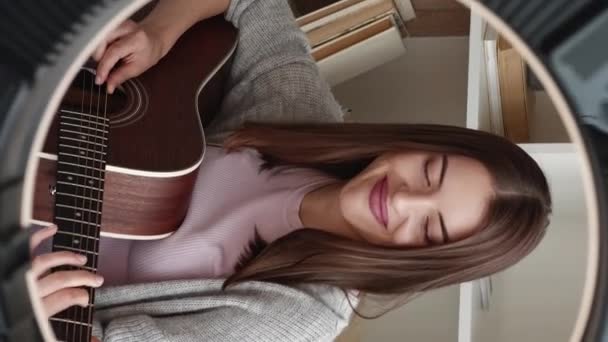 Vertikal Video Musikvlogg Gitarrlektion Onlinehandledning Glada Leende Kvinna Spelar Instrument — Stockvideo