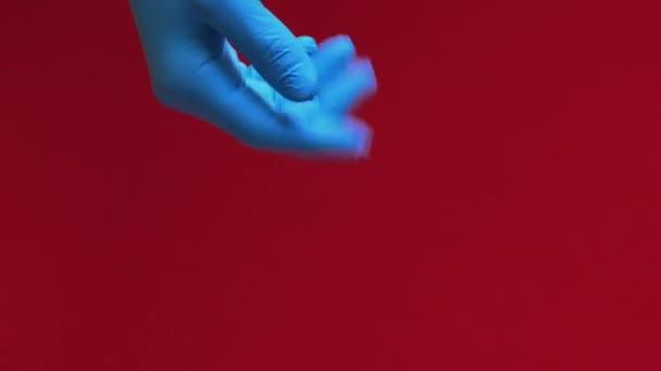 Вертикальное Видео Карантинная Гигиена Пандемия Присутствует Мужчина Отвергает Подарочную Коробку — стоковое видео