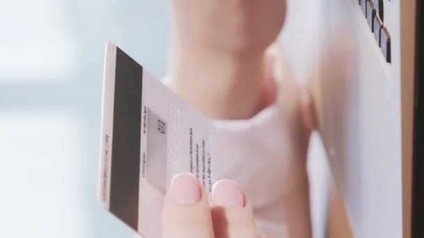 垂直ビデオ オンライン決済 インターネットバンキング ビジネス女性の手は キャッシュレス送金購入のためのクレジットカードからノートパソコン上の個人データCvvコード番号を入力 — ストック動画