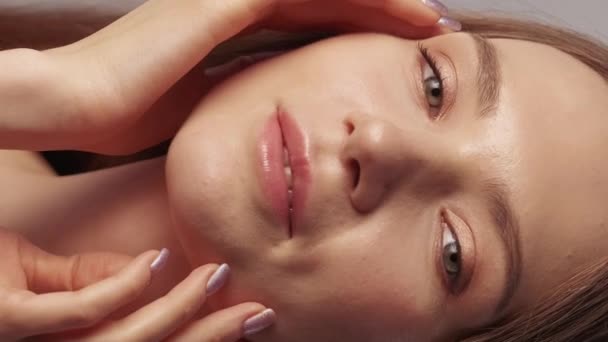 Függőleges Videó Hidratáló Arc Bőrgyógyászat Csinos Fiatal Meztelen Smink Élvezi — Stock videók