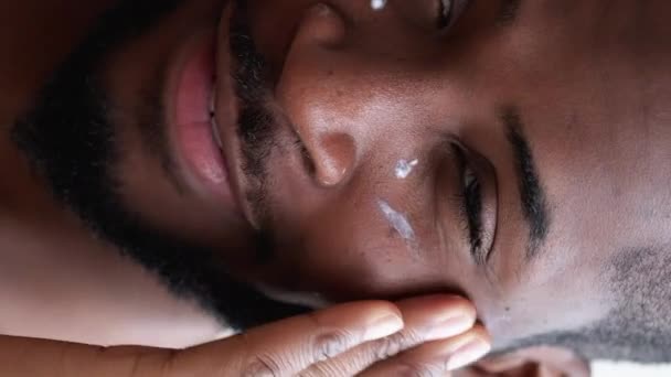 Vertikal Video Manlig Hudvård Ansiktet Återfuktande Självsäker Glad Leende Man — Stockvideo