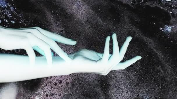 垂直录像 消极的影响 迷幻的能量 幻想星系蓝色女人陌生的手放在暗光闪闪的泡状液体油墨上流动抽象背景双重曝光 — 图库视频影像