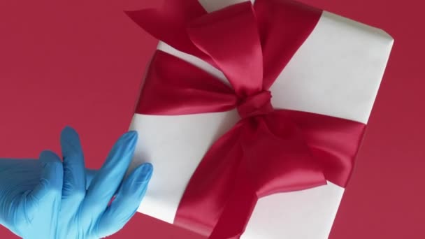 Κάθετο Βίντεο Δώρο Γενεθλίων Γιορτινό Κουτί Χέρι Μπλε Προστατευτικό Γάντι — Αρχείο Βίντεο