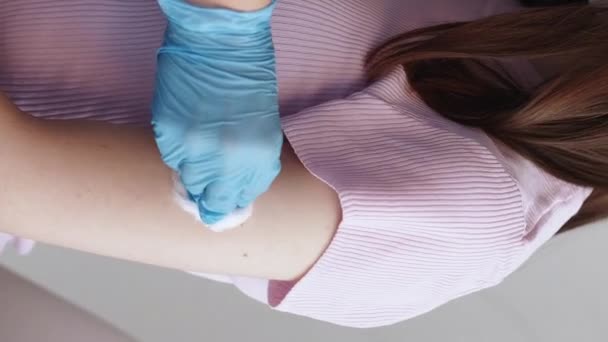 垂直ビデオ ウイルス対策 女性患者 ワクチン接種だ 軽い室内で女性の肩に注射した後 認識できない看護師は石膏を貼り付ける — ストック動画