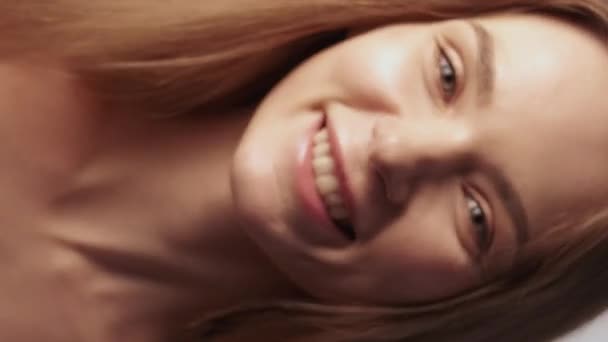 垂直录像 可怕的美丽 自然的脸女性健康 笑容可亲 笑容可亲 面容光彩夺目的女人 背景为米色 — 图库视频影像
