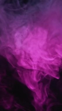 Dikey video. Neon dumanı. Sis bulutu. Ruhani enerji. Siyah fotokopi alanı üzerinde floresan mor renkli ışık buhar akışı hareketi soyut arkaplan.