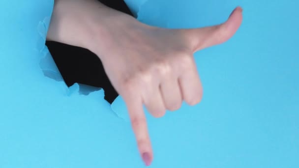 Verticale Video Roep Gebaar Shaka Teken Vrouwelijke Hand Toont Groet — Stockvideo