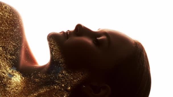 Вертикальное Видео Духовное Просветление Красавица Души Портрет Женщины Абстрактным Золотым — стоковое видео