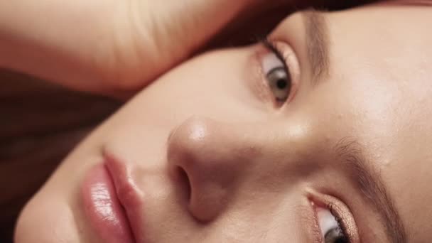 Video Verticale Cosmetologia Del Viso Spa Skincare Felice Soddisfatto Sorridente — Video Stock
