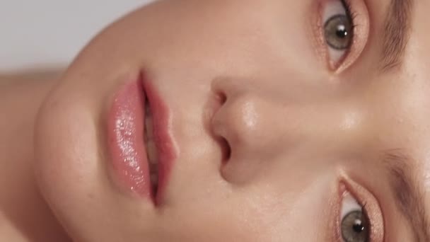 垂直录像 漂亮的脸蛋可怕的化妆品学 面目一新 有自信的女模特 有着完美完美完美的自然妆容 — 图库视频影像