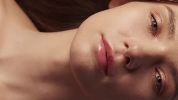 Vídeo Vertical Cuidado Femenino Piel Limpia Cosmetología Orgánica Feliz Joven — Vídeo de stock