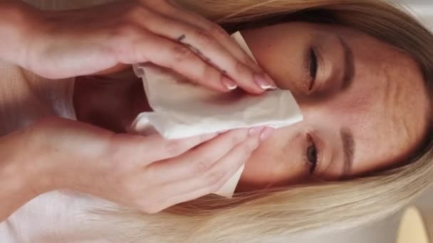 垂直ビデオ 病気の女性 インフルエンザの症状だ 季節性アレルギー Unwell悲しいです女性打撃鼻で組織苦しみ鼻水キャッチ寒さ — ストック動画