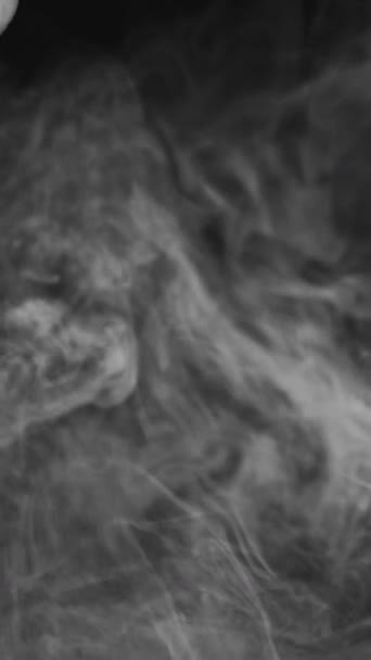 Vídeo Vertical Remolino Humo Textura Niebla Vapor Flotando Blanco Movimiento — Vídeo de stock