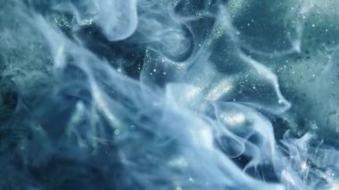 Dikey video. Renkli duman arka planı. Ruhsal dalga. Mavi deniz mavisi parıldayan parlak boya suyun içine yayılıyor hipnotik gizemli büyülü soyut sanat..