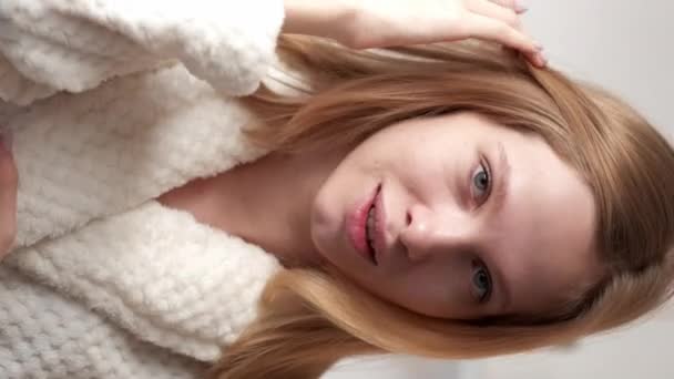 Vertikales Video Naturschönheit Morgenroutine Hautpflege Wellness Zufriedene Selbstbewusste Blonde Frau — Stockvideo