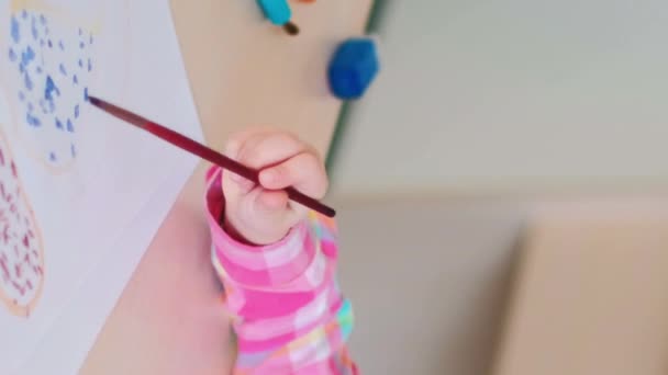 Vertikales Video Kindergartenkunst Vorschultätigkeit Glückliches Talentiertes Kindermädchen Märchenprinzessinnenkostüm Genießt Kreatives — Stockvideo