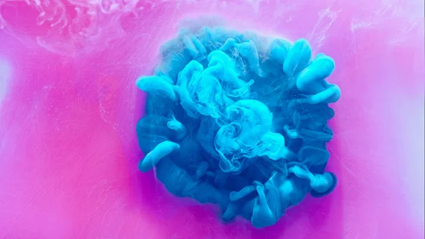 インクドロップバック カラフルなスプラッシュ ピンクの輝く抽象蒸気の創造的なトレンディな芸術の吹き飛ばされたダイナミックな青い煙の爆発雲のパフ — ストック写真